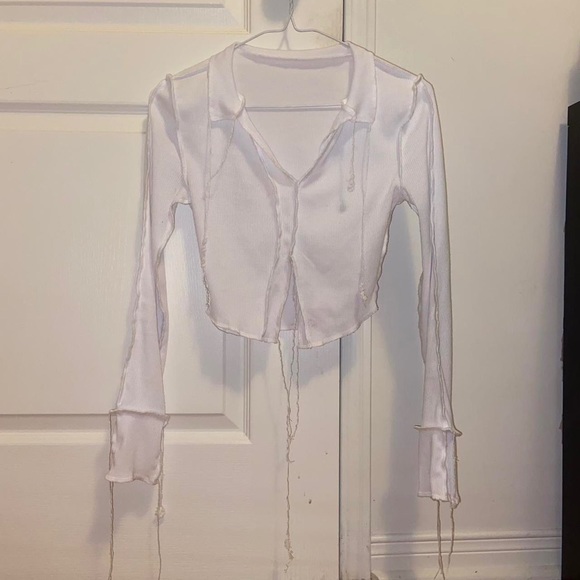 DISTRESSED WHITE CROP TOP - Picture 2 of 3
